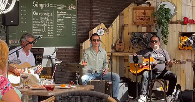 Afbeelding met kleding, persoon, muziekinstrument, tekst

Automatisch gegenereerde beschrijving